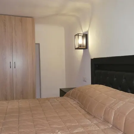 לינה וארוחת בוקר Carlito's Way 234 3*