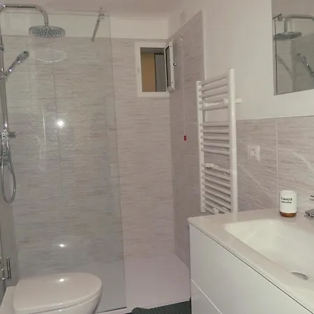 לינה וארוחת בוקר Carlito's Way 234 3*